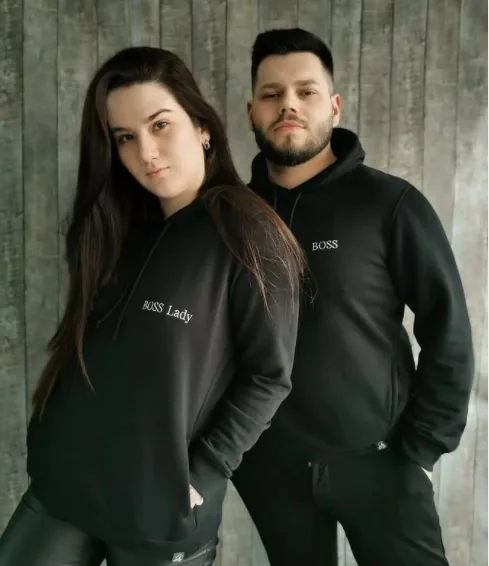 Paar in bestickten Hoodies von a couple things